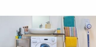 Candy Aqua 1142DE/2-S mini mosógép egy mosdókagyló alá elhelyezve